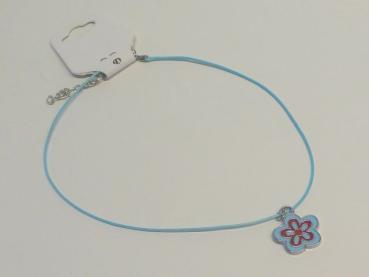 Anhänger Blume, hellblau an hellblauem Stoffband