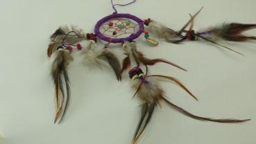 Traumfänger, 6 cm x 20 cm,  fliederfarben mit braunen Federn