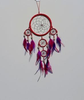 Traumfänger, 17 cm x 45 cm,  rot mit roten und lila Federn