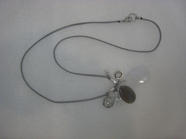 Kette mit grauem Kunstlederband und Anhängern, grau