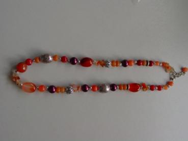 Kette, kurz mit silberfarbenen Elementen, orange