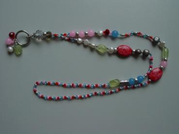 Kette mittel mit Steinen und Perlen, bunt