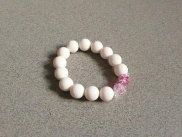 Armband, flexibel, weisse Korallen mit Kristallen, rosa