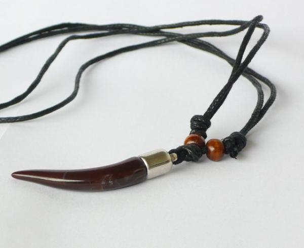 Stoffband mit Anhänger glatter  Zahn, schwarzbraun, 5 cm