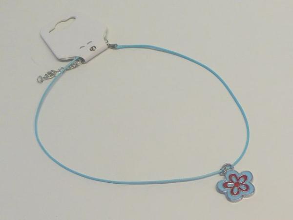 Anhänger Blume, hellblau an hellblauem Stoffband