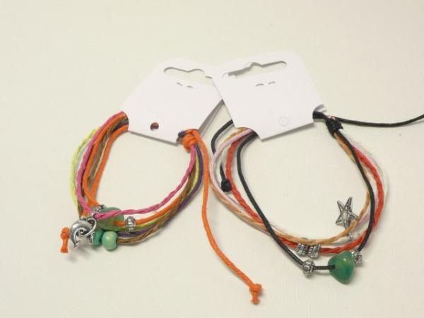 Armband Kordel mit Anh. Metall und Steinen, versch. Farben