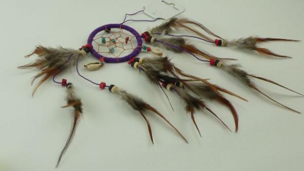 Traumfänger, 6 cm x 20 cm,  lila mit braunen Federn