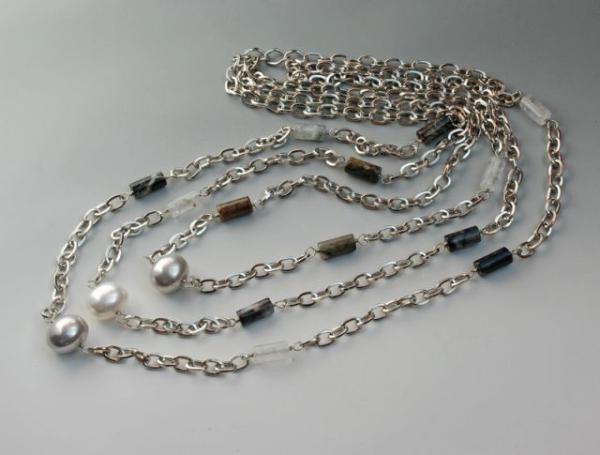 Kette, mittellang, 3-Strang mit Perlen, silberfarben