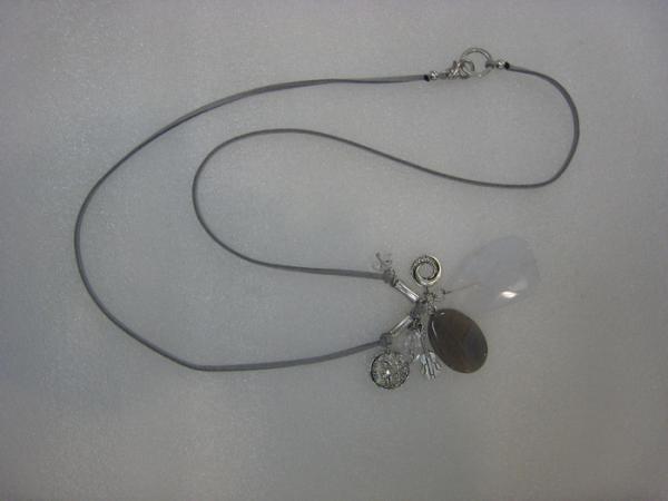 Kette mit grauem Kunstlederband und Anhängern, grau
