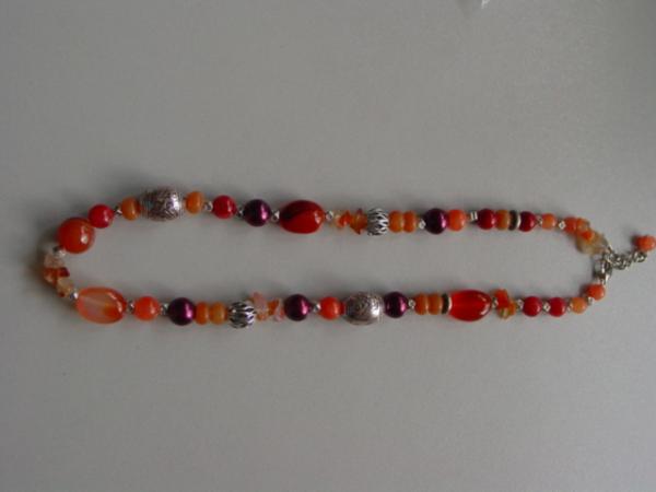 Kette, kurz mit silberfarbenen Elementen, orange