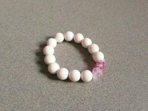 Armband, flexibel, weisse Korallen mit Kristallen, rosa