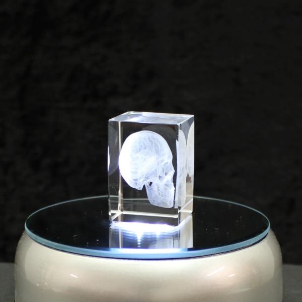 Kristallglas Figur Motiv Totenkopf